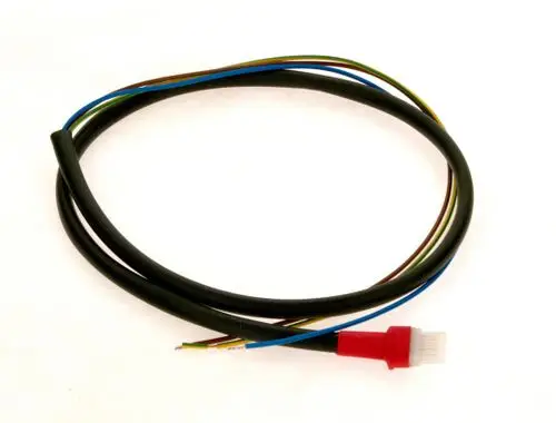 Kabel mit mehreren elektrischen Leitungen, die in einer schwarzen Isolierung gehalten sind, mit einem roten Stecker am Ende. Hersteller ist Bosch.